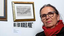 Margret Köpfer, Leiterin des Hans-Thoma-Museums in Bernau, zeigt die schräge Zeichnung von Hans Thoma. Bild: Schmidt