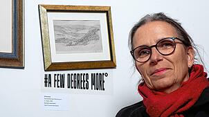 Margret Köpfer, Leiterin des Hans-Thoma-Museums in Bernau, zeigt die schräge Zeichnung von Hans Thoma. Bild: Schmidt