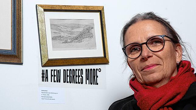 Margret Köpfer, Leiterin des Hans-Thoma-Museums in Bernau, zeigt die schräge Zeichnung von Hans Thoma. Bild: Schmidt