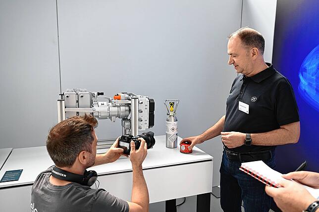 Kleiner, leichter, leistungsfähiger: Benedikt Schauder, Entwicklungsleiter bei ZF, zeigt die Vorteile der neuen Auto-Wärmepumpe Thermas ...