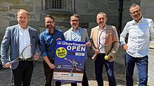 Die Vorbereitung auf das Turnier läuft in vollem Gange, von links: Oberbürgermeister Jan Zeitler, Cyrus Bark (TC Überlingen), Jörg ...