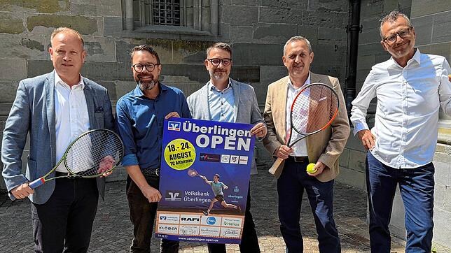 Die Vorbereitung auf das Turnier läuft in vollem Gange, von links: Oberbürgermeister Jan Zeitler, Cyrus Bark (TC Überlingen), Jörg ...