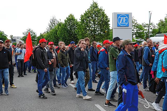 Bild 7: Protest bei ZF Friedrichshafen: So kämpfen die Mitarbeiter gegen den drohenden Stellenabbau