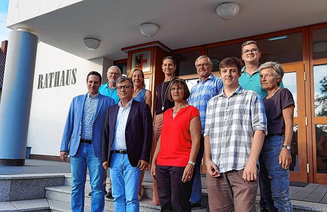 Daisendorfs Gemeinderat im Juli 2024: vordere Reihe von links: Dennis Grönig, Hasan Ögütcü, Monika Bernhard, René Fuhs, Sigrid Beier. ...