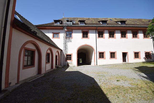 Das Tor im Durchgang in der Bildmitte ist der Ein- und Ausgang zum Schlossinnenhof, von dem aus das Foto entstanden ist.