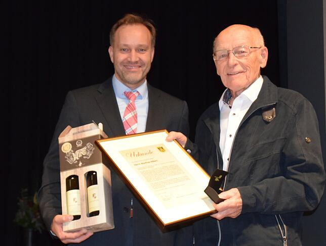 Bürgermeister Matthias Weckbach überreichte Manfred Hilbert die Ehrennadel der Gemeinde.