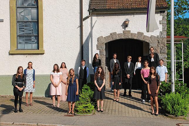 Zwölf Jugendliche haben in drei Kleingruppen ihre Konfirmation in der evangelischen Versöhnungskirche in Laufenburg gefeiert. Auf ihr ...