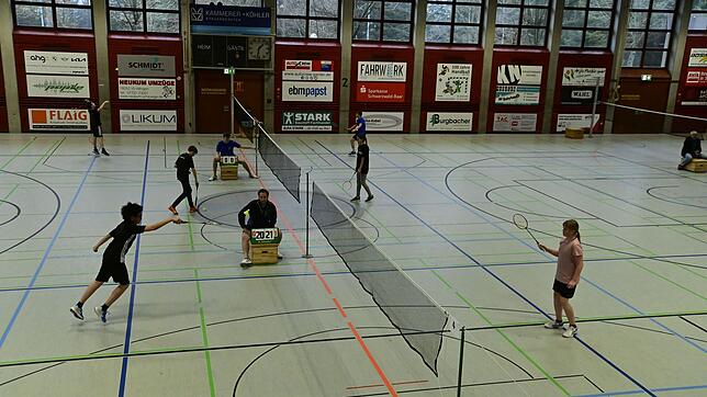 Die Roßbergsporthalle war am Samstag Austragungsort für das Jedermannturnier der Badmintonabteilung des Turnvereins. 30 Erwachsene und ...