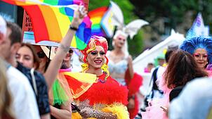 Teilnehmer des Christopher Street Day 2025 ziehen durch die Innenstadt in München.