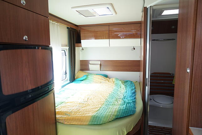 Schlaf- und Badezimmer im Wohnmobil der Mays.