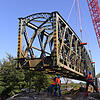 Bei der Arbeit mit einer 400 Tonnen schweren Brücke ist Geduld und Genauigkeit gefragt.