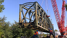 Bei der Arbeit mit einer 400 Tonnen schweren Brücke ist Geduld und Genauigkeit gefragt.