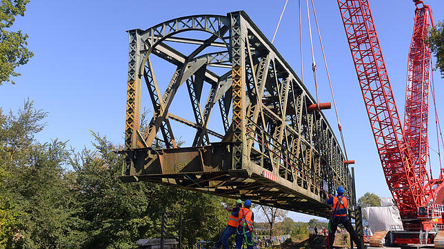 Bei der Arbeit mit einer 400 Tonnen schweren Brücke ist Geduld und Genauigkeit gefragt.