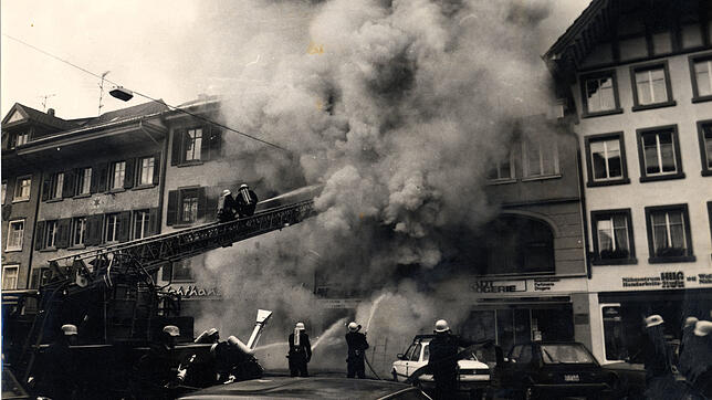 Dichter Qualm hängt beim Großbrand in der Waldshuter Kaiserstraße. Gegen 13 Uhr war am 29. Januar 1984 im damaligen Fachgeschäft ...