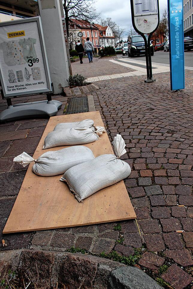 Holzbrett und Sandsäcke sollen in der Karlstraße 25 als Provisorium Spaziergänger vor einem Sturz in den Schacht sichern.