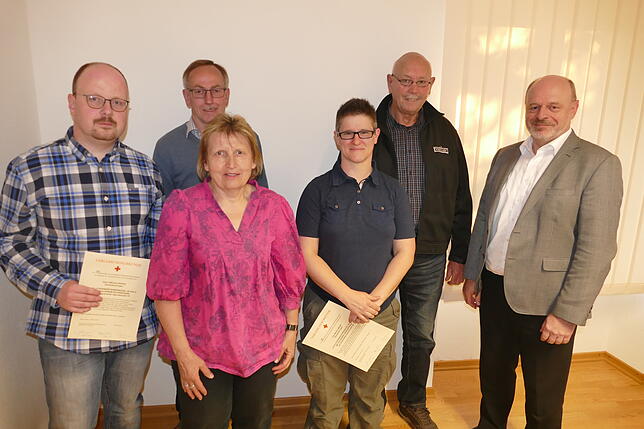 Gerhard Feucht (rechts) ehrte Blutspender für häufigen Aderlass (von links): Marcel Happel (75 Blutspenden). Gottfried Heinemann (50), ...