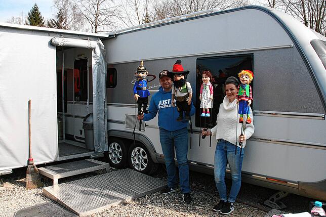 Der Wohnwagen ist ihr zuhause. Wenn das Puppenspieler Ehepaar auf Tour ist, kommt er mit. Im Vorzelt ist die Küche untergebracht.