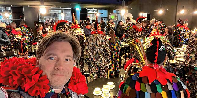 Zur Stärkung gibt es nach dem Wecken ein Frühstück im Lago. Danach geht für die Blätzlebuebe-Zunft und SÜDKURIER-Chefredakteur Stefan ...