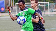 Der Furtwanger Hermann Takuete behauptet den Ball gegen den Hochemminger Florian Rempp.