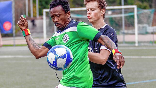 Der Furtwanger Hermann Takuete behauptet den Ball gegen den Hochemminger Florian Rempp.