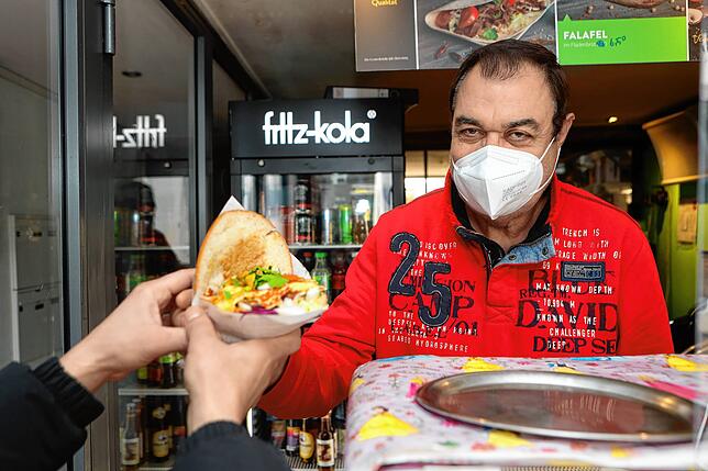 Musa Cebe mit seinem Kervan Veggie-Imbiss das Tor zu anderem Essen, Geschmäckern und Kulturen.