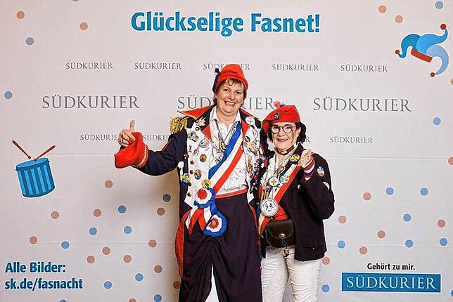 Bild 1: Bilder der SWR-Fasnacht im Konzil: Strahlende Narren vor der SÜDKURIER-VIP-Wand