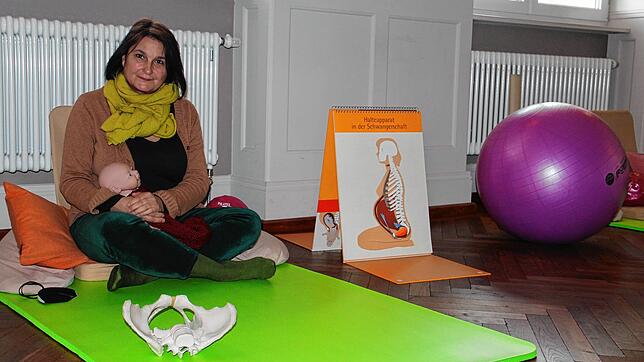 Hebamme Manuela Pinter zeigt die Ausstattung im Kursraum des hebammengeleiteten Gesundheitszentrums. Unter Auflagen können ...