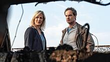 Die Dortmunder Tatort-Ermittler Martina Bönisch (Anna Schudt) und Peter Faber (Jörg Hartmann) vor dem ausgebrannten Auto ihrer Kollegin: ...