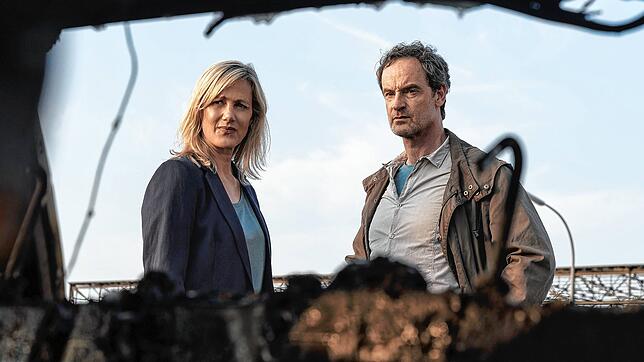 Die Dortmunder Tatort-Ermittler Martina Bönisch (Anna Schudt) und Peter Faber (Jörg Hartmann) vor dem ausgebrannten Auto ihrer Kollegin: ...