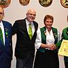 Glückwünsche zur Ehrenmitgliedschaft (v.l.): Kreisschützenmeister Klaus Bautz, Bürgermeister Rainer Stolz, Ingrid Schneider und Vorstand ...