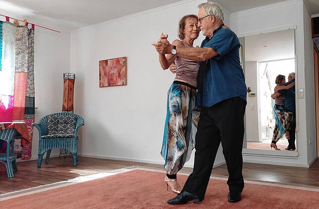 Im Gegensatz zum europäischen Tango wird der Tango Argentino weniger zackig getanzt. Die Figuren sind wesentlich freier und spontaner, ...