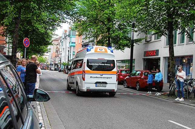 Gaseinsatz in Singen mit viel Polizei, Feuerwehr und Rettungskräften. Die Lage ist am Donnerstag, 16. Mai, lange unklar.