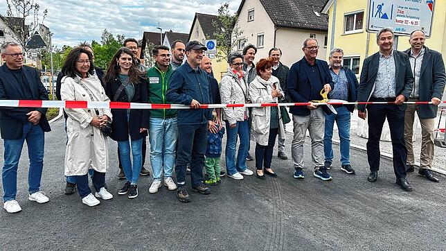 Ein Banddurchschnitt, den Anwohner und Gewerbetreibende herbeigesehnt haben: Oberbürgermeister Jürgen Roth (Vierter von rechts) gibt die ...
