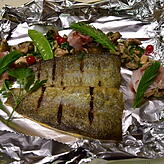 Fisch mit weichem Fleisch wie Kabeljau packt man am besten zunächst in Alufolie.