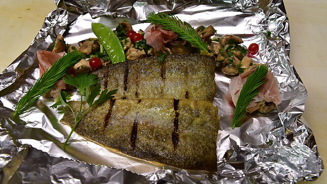 Fisch mit weichem Fleisch wie Kabeljau packt man am besten zunächst in Alufolie.