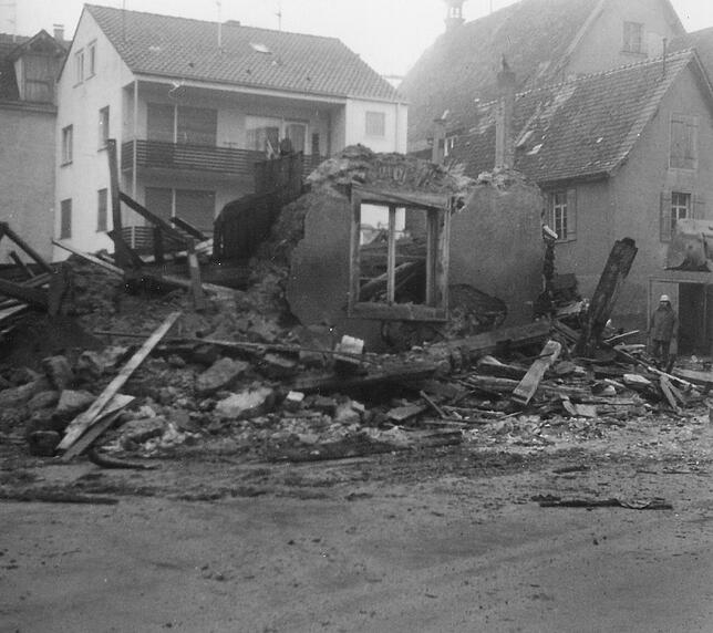 Schutt lag beim Abriss kreuz und quer herum. Hier war noch ein Fenster in einem letzten, stehenden Wandstück.