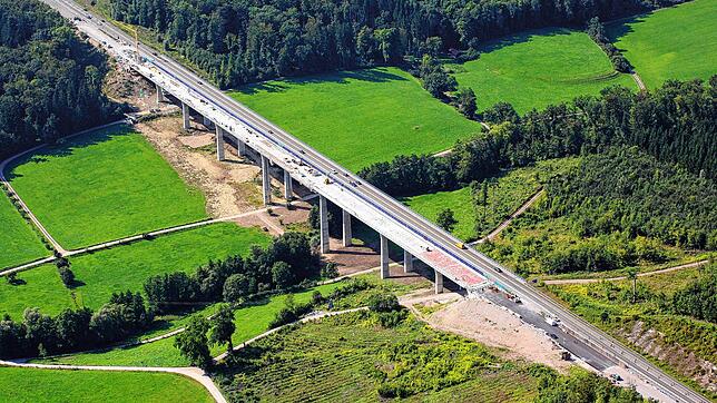 Die Sperrung der südlichen Fahrbahn der A&nbsp;98 wegen der Statikprobleme der Dultenaugrabenbrücke ist aufgehoben.