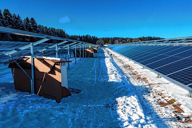 Auf den Stahlgerüsten werden jetzt die eigentlichen Solar-Module montiert.