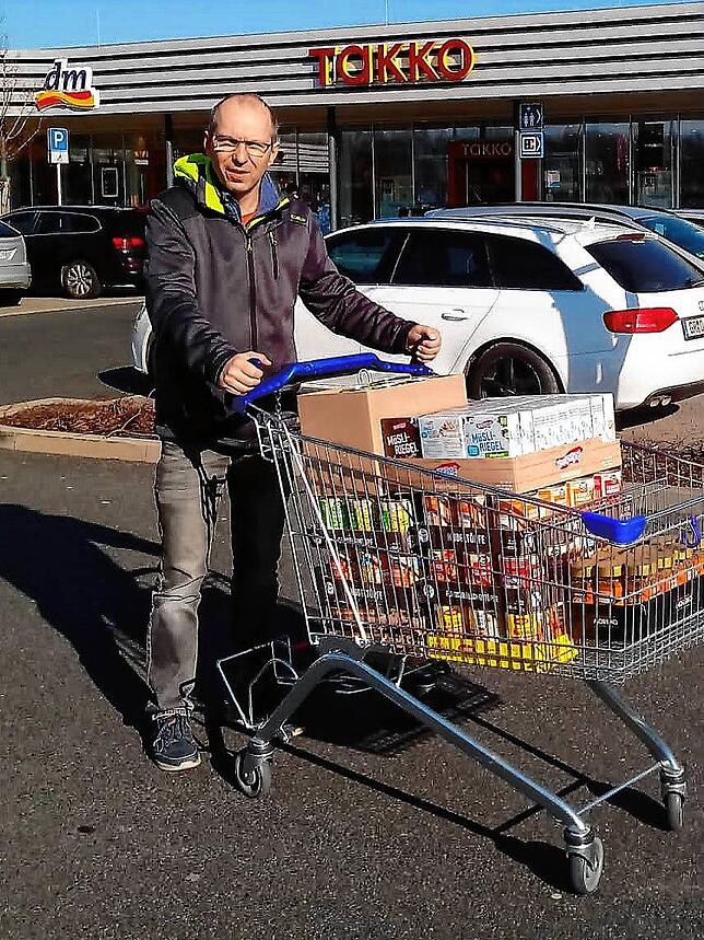 Schon unterwegs: Ralph Stelling in Görlitz, nachdem er Spendengelder in Waren für den Hilfstransport umgewandelt hat. Bild: Lyuobov Stelling