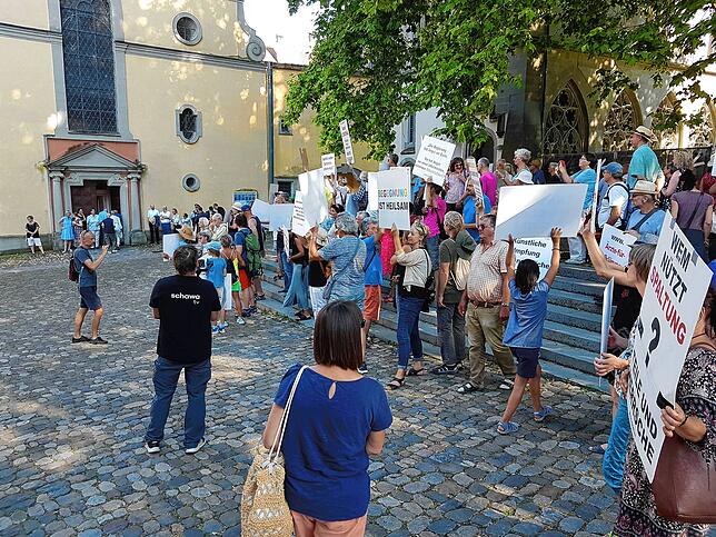 Etwa 200 Personen bringen sich um etwa 17.45 Uhr vor der alt-katholischen Christuskirche zwischen Münster und Theater in Position.