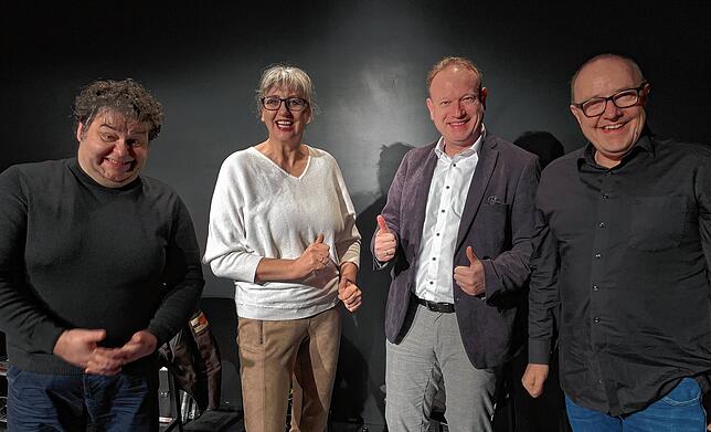 Über den großen Erfolg des ersten Nolte-Beitrags zum Überlinger Wintertheater freute sich auch Oberbürgermeister Jan Zeitler (Zweiter ...