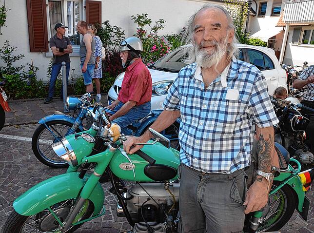 Alfred Hund aus Fleischwangen mit seinem Motorrad-Oldtimer, einem von mehreren in seiner Garage.