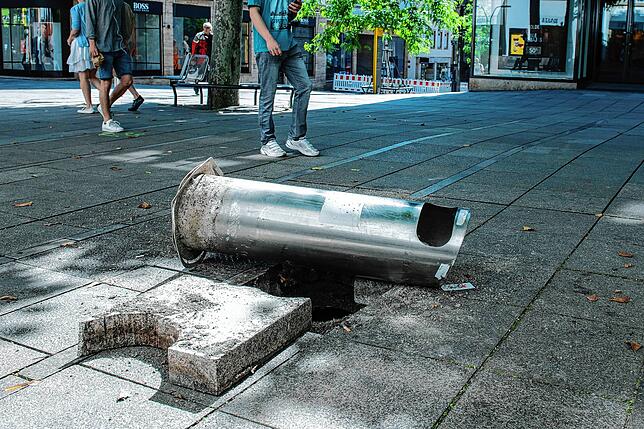 Ein herausgerissener Abfalleimer auf der Stuttgarter Königstraße nach den schweren Ausschreitungen. Ist so etwas auch in den Städten am ...