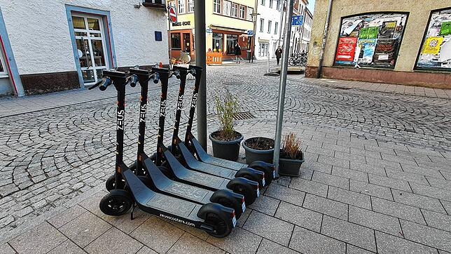 E-Scooter wie hier in Villingen sieht man immer häufiger auf den Straßen. Doch nicht jeder fährt verantwortungsbewusst. Unser Bild wurde ...