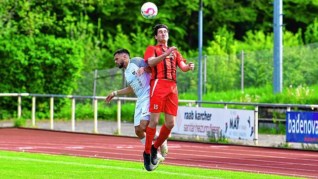 Zweifacher Torschütze: Jörg Hupfer (vorn, gegen Aggelos Mitkidis im Spiel beim FC Tiengen 08) traf doppelt und jeweils per Kopf beim 4:1 ...