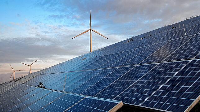 (Symbolbild) Windkraft und Photovoltaikanlagen können einen Beitrag zur Klimaneutralität liefern.