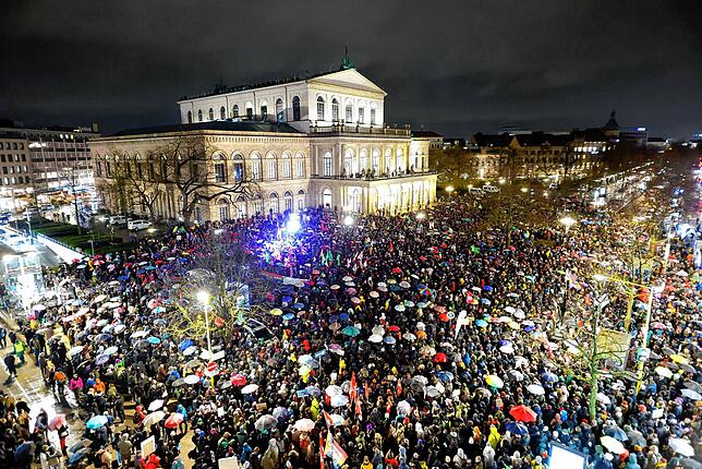 Protest: Schon am Tag nach der Entscheidung im Bundestag gab es deutschlandweit Demonstrationen zur Migrationspolitik (hier: in ...