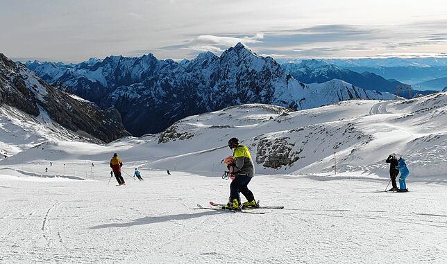 Skifahrer sind auf dem Zugspitzplatt unterwegs .DasSkigebiet auf der Zugspitze ist in die Wintersaison gestartet.