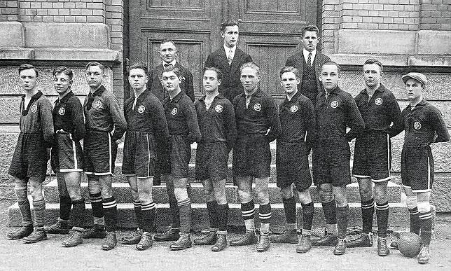 Mit dieser Mannschaft wurden die DJK-Fußballer im Jahre 1928 DJK-Gaumeister. Hintere Reihe (von links): Josef Maier, Lorenz Schillinger, ...