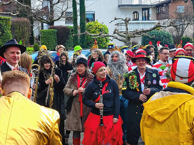 Bild 7: Schmotziger Dunschtig: Die Narren ziehen in Immenstaad durch die Straßen